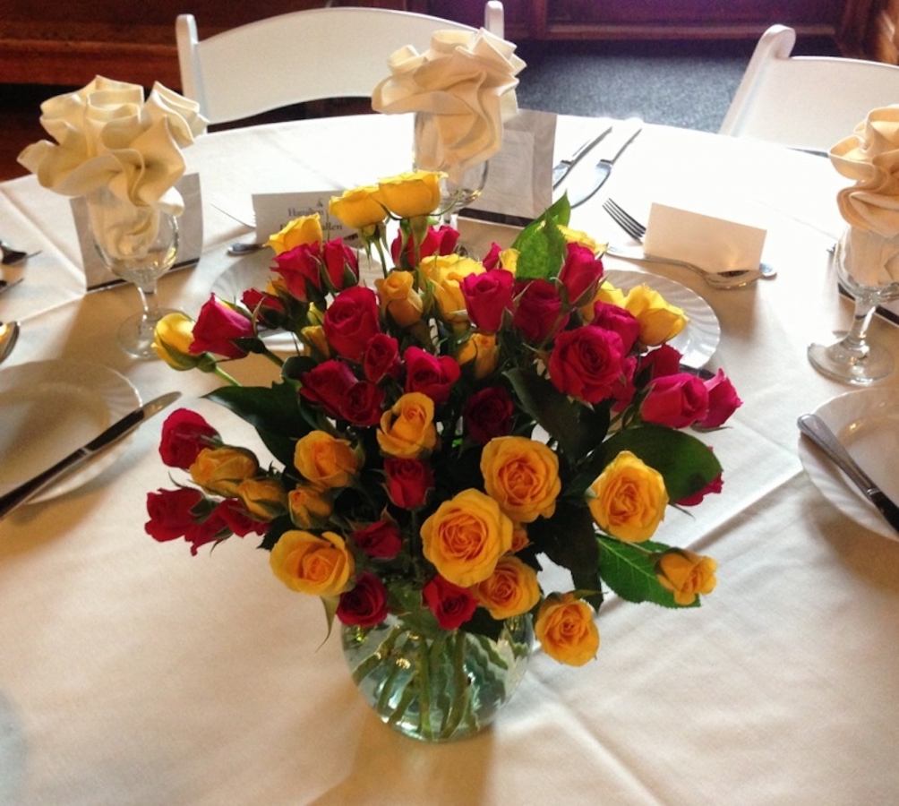 centerpiece-with-spray-roses